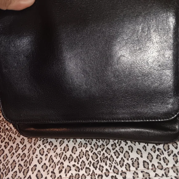 Chic Black Leather Shoulder Bag with Gold Chain - Picture 2 of 12